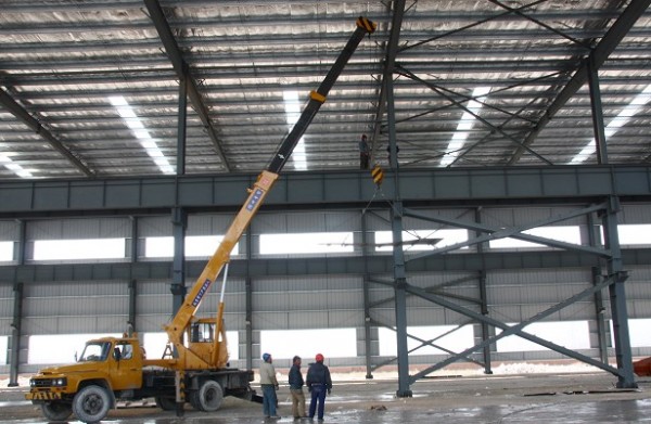 鋼結構廠房是怎樣報價的?每平米報價?按噸報價?