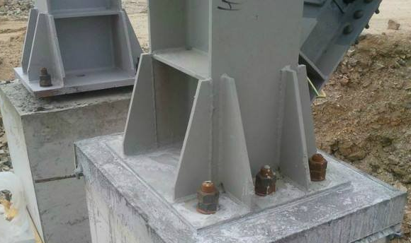 鋼結構工程基礎螺栓位移無法安裝鋼構件?