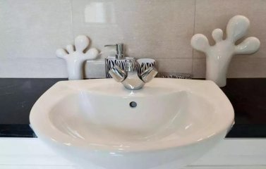 移動廁所的馬桶、面盆油漬和污垢不知如何去除