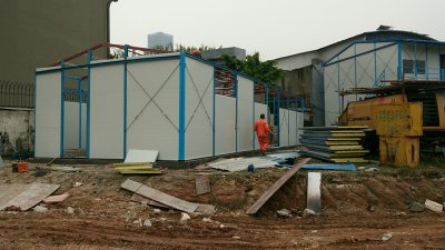 如何加固傾斜頂部活動房?